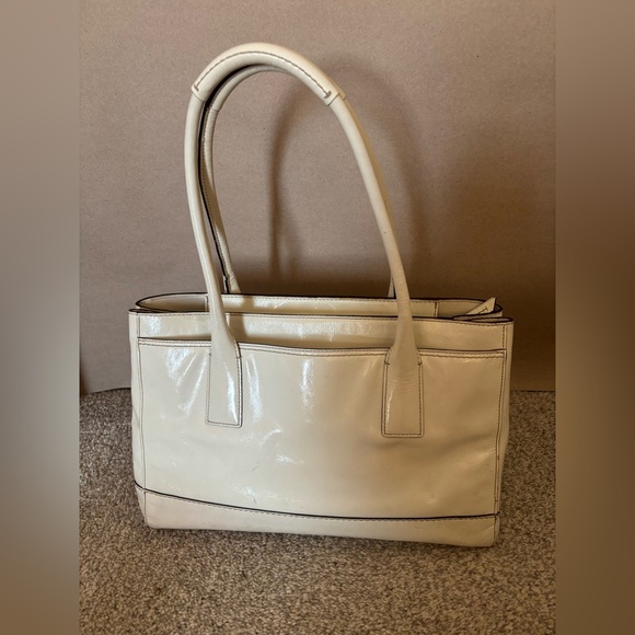 Elegant Cream Vintage Coach Shoulder Bag - Picture 3 of 12